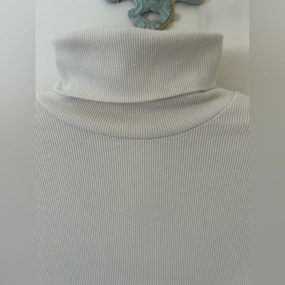 Vintage Ralph Lauren Ribbed Knit Turtleneck Sweater in Cream
Size: Large
EUC - Picture 2 of 10